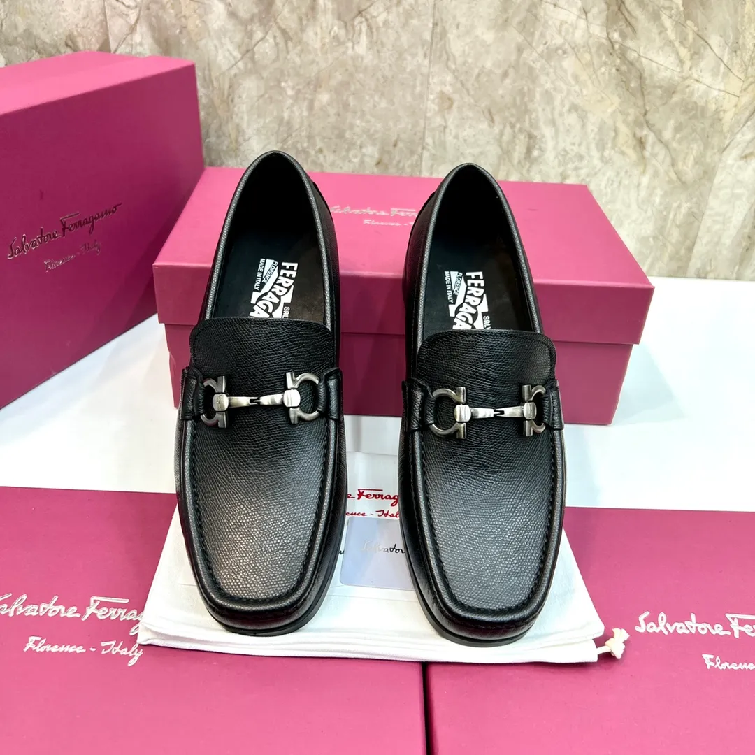 Original quality P780 Brand: Ferragamo Standard size: Men's size 39–44 (38.45 can be customized) Grade: Same style as the official website High-quality men's shoes Material: Customized first-layer calfskin with water-dyed cowhide lining Cowhide tiptoe Original non-slip and wear-resistant rubber outsole Style category: Men's formal business leather shoes are young and fashionable European and American trends British style Casual matching and comfortable feet Color: actual picture